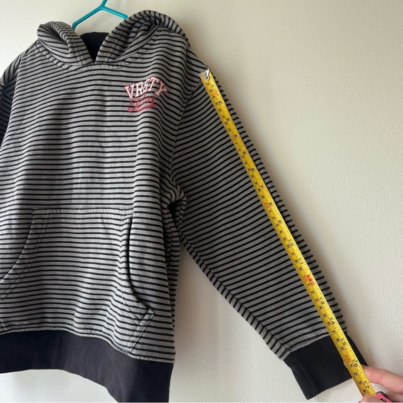 🌼 5/$25 Old Navy Boys VRSTY Team Hoodie Size S (6-7) Gray Black Striped Pullover - Picture 6 of 8